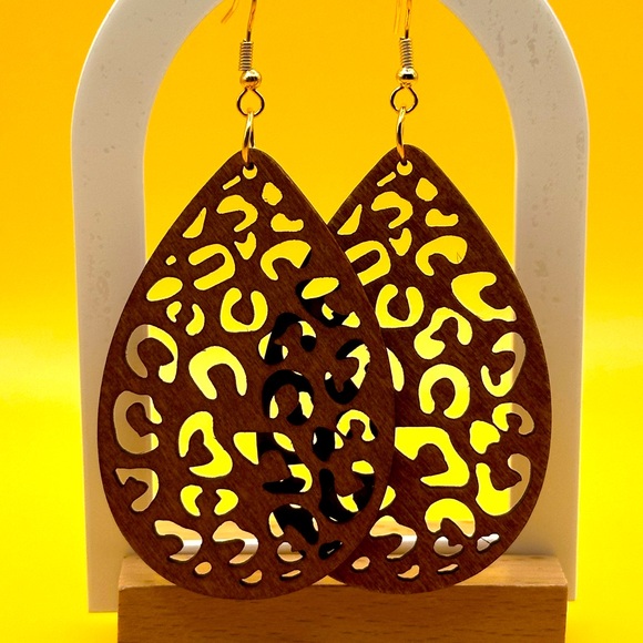 Beautiful carved wooden earrings - Picture 1 of 3
